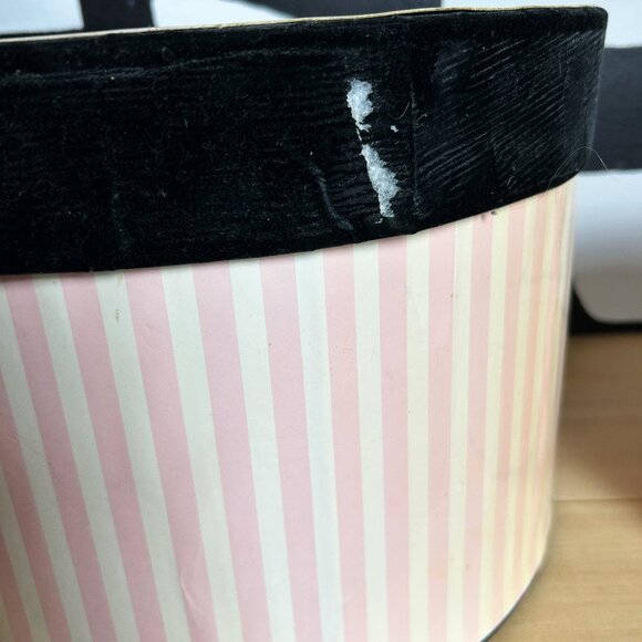 Victoria's Secret Vintage Nesting Hat Boxes (set of 3) - Picture 8 of 10